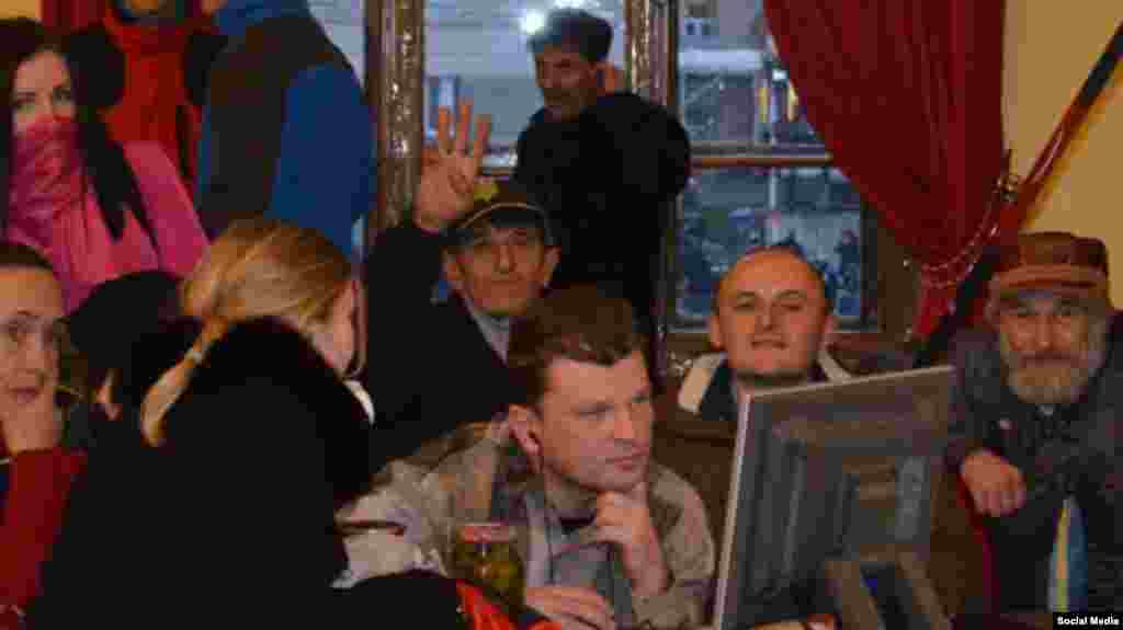 Qırım işğal etilmezden evel Oleg Prıhodko &laquo;Svoboda&raquo; fırqasınıñ bölüginiñ başında edi. Menlik inqilâbı vaqtında üç kere Mustaqillik meydanında oldı&nbsp;