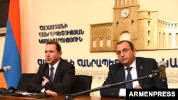 Արտակարգ իրավիճակների նախարար Դավիթ Տոնոյանը (ձ) և Բնապահպանության նախարար Արծվիկ Մինասյանը