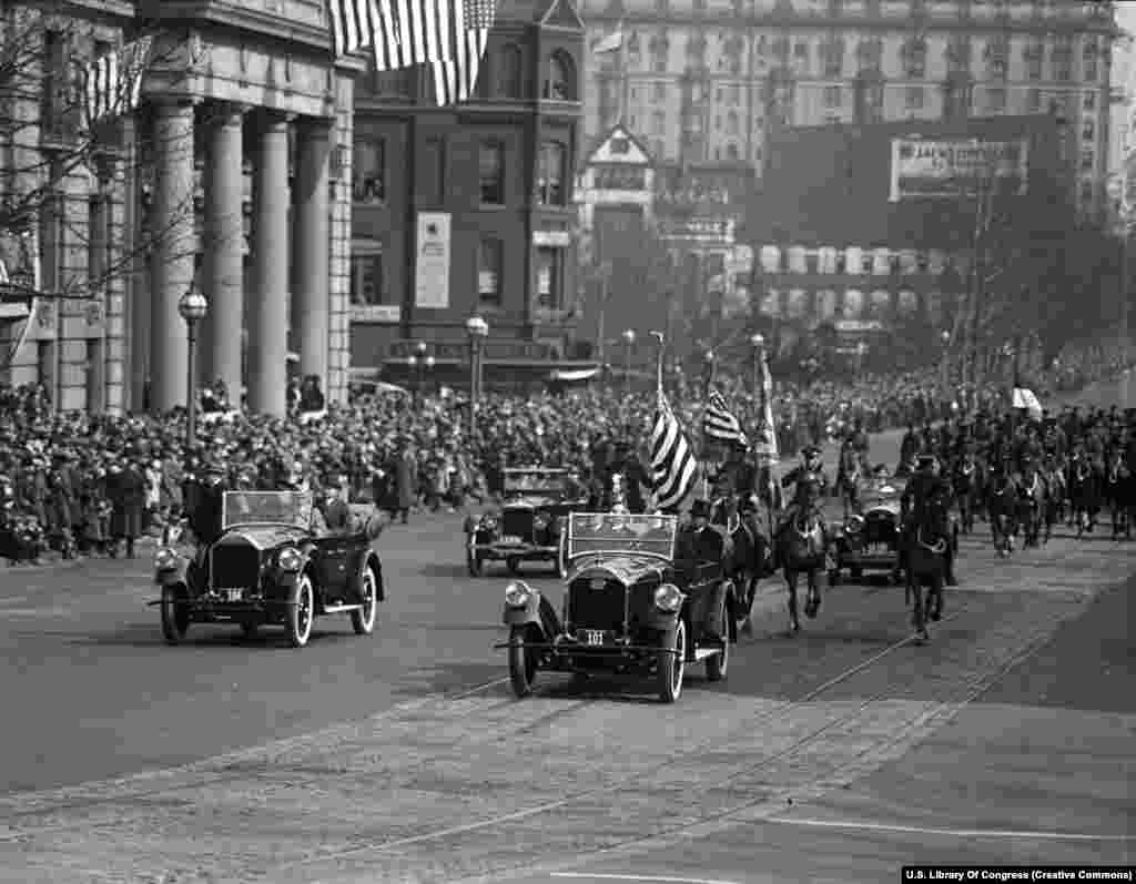 Картэж прэзыдэнта Кэлвіна Куліджа (бяз шапкі на заднім сядзеньні галоўнай машыны) пасьля ягонай другой інаўгурацыі 4 сакавіка 1925 г. Цырымонія была першай, што трансьлявалася па нацыянальным радыё. Гэта дазволіла каля 23 млн амэрыканцаў настроіць прымачы на прамову новага прэзыдэнта.