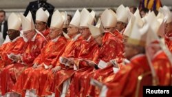 Кардинали на месі, яка відправляється з нагоди обрання нового папи, у базиліці Святого Петра у Ватикані, 7 травня 2025 року