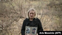 Armaniston. 46 yashar Lyusine Margaryan o‘tgan yilgi Ozarbayjon-Armaniston urushida bedarak yo‘qolgan askar o‘g‘li Xaykning suratini ushlab turibdi. 2021, 7 -mart.