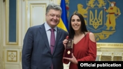 Украина президенты Петр Порошенко һәм җырчы Җамала. Киев, 16 май 2016