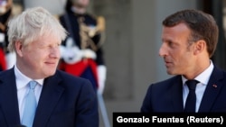 امانوئل مکرون (راست) در دیدار با بوریس جانسون در پاریس