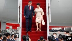 Չինաստանի ղեկավար Սի Ծինպինը տիկնոջ՝ Պեն Լիուանի հետ ժամանել է «Մեծ քսանի» գագաթնաժողովին, Բալի, 13-ը նոյեմբերի, 2022թ. 