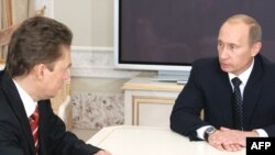Премьер-министр России В.Путин (справа) обсуждает газовую проблему с председателем компании "Газпром" А.Миллером. Санкт-Петербург, 7 января 2009 года.  