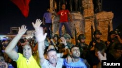 Մարդիկ բողոքի ցույց են անցկացնում Ստամբուլի Թաքսիմ հրապարակում