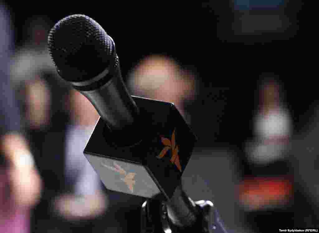 Иш-чарага Жогорку Кеңеш депутаттары, өкмөт мүчөлөрү, коомдук-саясий ишмерлер, жарандык коомдун өкүлдөрү жана медиа коомчулук катышып, маалымат жеткирүүдө &quot;Азаттык&quot; радиосунун Кыргызстандын коомундагы орду чоң экенин белгилешти. Радионун бир катар кызматкерлерине сыйлыктарды тапшырышты.