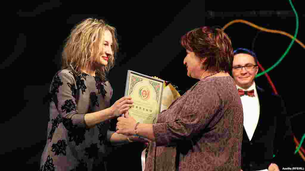 Камалда &quot;Тантана&quot; бүләкләү тамашасы