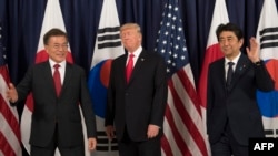 Прем’єр-міністр Японії Сіндзо Абе (п), президент Південної Кореї Мун Чже Ін (л) та президент США Дональд Трамп, ілюстративне фото