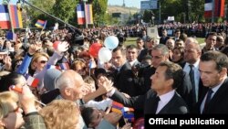 Երեւանցիները ողջունում են Ֆրանսիայի նախագահ Նիկոլա Սարկոզիին Հայաստանի մայրաքաղաքի Ֆրանսիայի հրապարակում, 7-ը հոկտեմբերի, 2011թ.