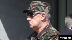 Армения - Директор Службы национальной безопасности Армении Горик Акопян следит за ходом военных учений ОДКБ, полигон «Маршал Баграмян», 19 сентября 2012 г.