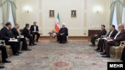 Türkmenistanyň daşary işler ministri Reşit Meredowyň ýolbaşçylygyndaky türkmen wekiliýeti Eýranyň prezidenti Hassan Rohani bilen duşuşýar. Eýranyň “Mehr” habar agentliginden alnan surat 