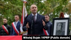 Прэыдэнт Польшчы Караль Наўроцкі на цырымоніі перапахаваньня пісьменьніка Сяргея Пясэцкага ў Варшаве 29 верасьня 2025