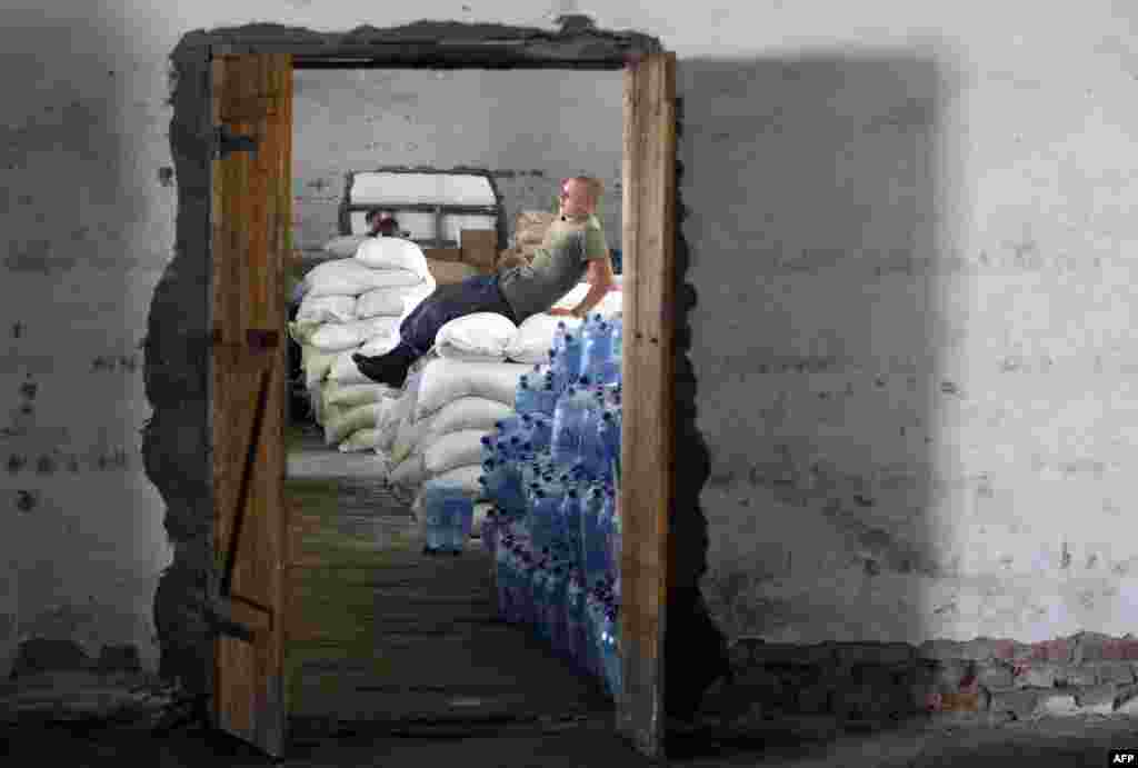 Гуманітарна допомога на складах Старобільська, 15 серпня 2014 року