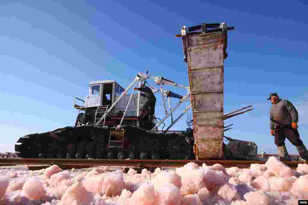 Соль здесь добывают уже несколько веков подряд. Когда-то розовой солью торговали украинские купцы, которых называли чумаками.