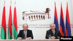 Армения – Главы МИД Армении и Беларуси – Эдвард Налбандян (справа) и Сергей Мартынов - на совместной пресс-конференции, Ереван, 16 апреля 2012 г.