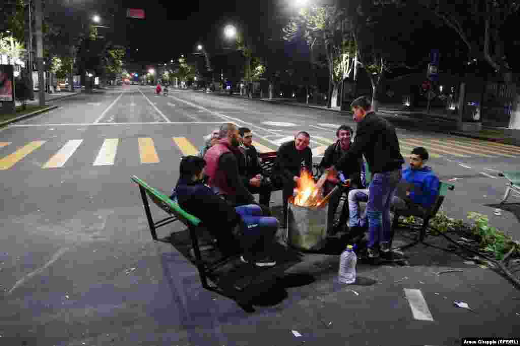 نیکول پاشینیان در فراخوانی از مردم ایروان و دیگر شهرهای ارمنستان خواسته به خیابان&zwnj;ها بیایند، راه&zwnj;های اصلی را ببندند و اعتصاب کنند. 