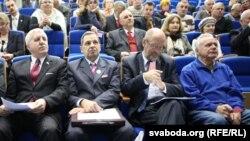 Алег Трусаў (другі справа) падчас Кангрэсу за незалежнасьць