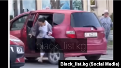Эркек аялды күч менен машинеге салып, алып кетүүгө аракет кылган учур. Соцтармакта тараган видеодон алынган скриншот.