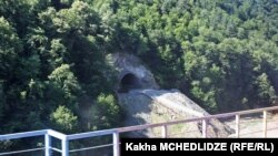 Плановый взрыв тоннеля был осуществлен в нескольких метрах от трех рабочих, которые проводили сварочные работы