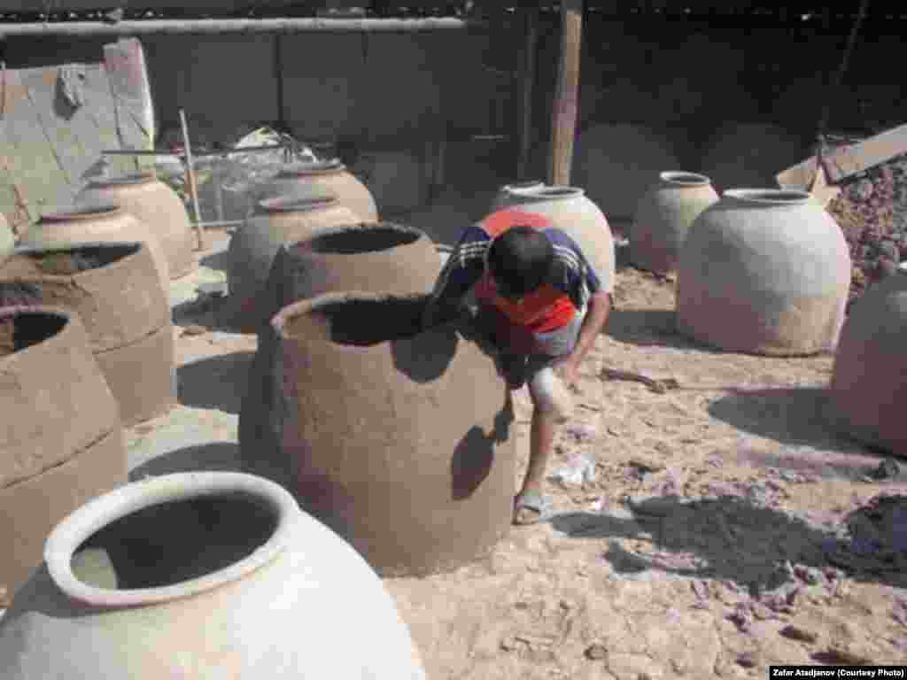 Установив первый этаж, его подвергают обработкой хомтовончой  (специальным мастерком), в функцию которого входит формовка и придание округлой формы