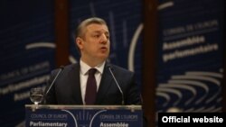 Не все, конечно, были довольны выступлением Георгия Квирикашвили, потому что, отвечая на вопрос одного из депутатов, Георгий Квирикашвили назвал предыдущее правительство Михаила Саакашвили режимом, что вызвало критику со стороны Давида Бакрадзе