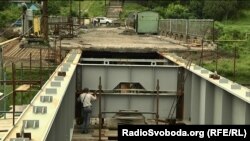 Мост между Северодонецком и Лисичанском, рарушенный военными действиями. Июнь 2016 года