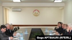 В последнее время часто поднимается вопрос смены формата Женевских дискуссий