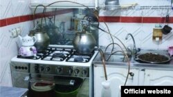 ابزارهای ساخت عرق خانگی در یکی از کشفیات پلیس/ عکس تزئینی است