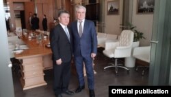 Алманбет Шыкмаматов (солдо) жана Омар Муртузалиев (оңдо). Москва шаары.  2021-жылдын 23-февралы