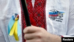 Росіянин у вишиванці та з українською символікою під час опозиційного мітингу в Москві, 21 вересня 2014 року