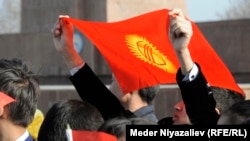 Қырғыз туын ұстаған жігіт. Көрнекі сурет.