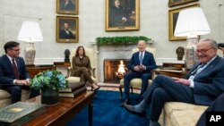 Зустріч в Овальному кабінеті Білого дому: спікер Палати представників США Майк Джонсон, віце-президентка Камала Гарріс, президент США Джо Байден і лідер більшості в Сенаті, сенатор Чак Шумер. 27 лютого 2024 року