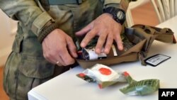 Український волонтер розглядає укомплектовану аптечку за стандартами НАТО, 31 жовтня 2014 року