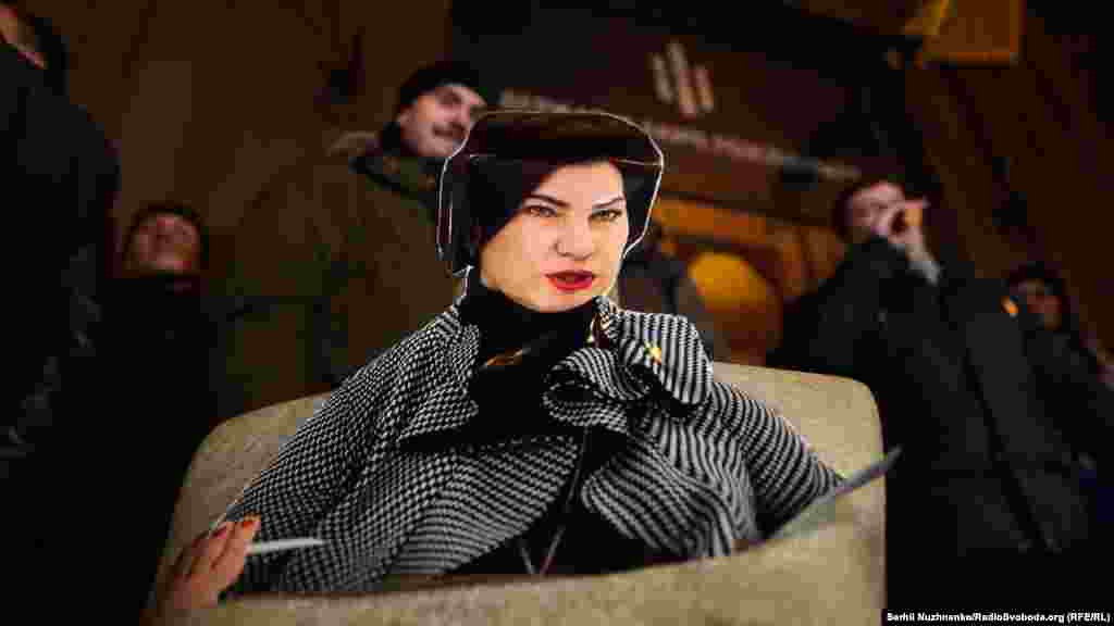 Учасники принесли кілька манекенів, на які наліпили фото Ірини Венедіктової