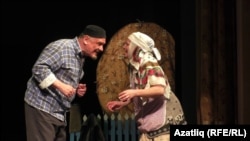 Туфан Миңнуллинның "Нигез ташлары" спектакленнән күренеш