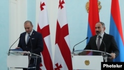 Премьер-министр Грузии Мамука Бахтадзе (слева) и  премьер-министр Армении Никол Пашинян, Ереван, 10 сентября 2018 г. 