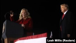 Марджорі Тейлор Ґрін (л) разом із колишнім президентом США Дональдом Трампом