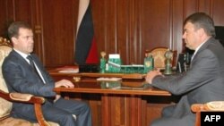 دمیتری مدودف، رییس جمهوری روسیه (سمت چپ) در حال مذاکره با آناتولی سردیکوف، وزیر دفاع.(عکس: AFP)