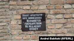 Лишить сегодня какое-либо строение статуса памятника культурного наследия не то чтобы даже сложно, а невозможно в принципе. Процедуру есть шанс довести до победного конца лишь в том случае, если объект разрушен настолько, что не представляет ни культурной, ни научной ценности