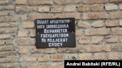 По словам мэра Цхинвала, как градоначальник, он понимает логику принятия решения о строительстве восьмиэтажного жилого дома в исторической части города – участок земли, выделенный под застройку, пустовал еще с советских времен