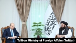 Вазири корҳои хориҷии ҳукумати Толибон (аз рост) бо сафири Русия дар Кобул.