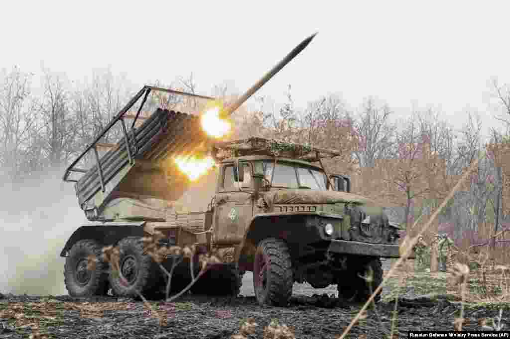 Расейская рэактыўная ўстаноўка вядзе агонь па пазыцыях ва Ўкраіне 20 сакавіка. Падчас мірных перамоваў баі на лініі фронту працягваліся пасьля таго, як Расея адмовілася ад поўнага спыненьня агню.