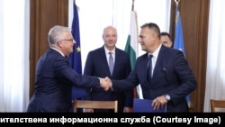 Меморандумът беше подписан във вторник от изпълнителния директор на БЕХ Валентин Николов и вицепрезидента по научни изследвания и икономическо развитие на UND Скот Снайдър в присъствието на българския премиер Росен Желязков и министъра на енергетиката Жечо Станков