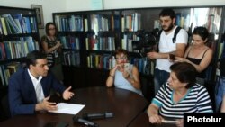 Օմբուդսմենն ընդունել է «Սասնա ծռեր»-ի վիրավոր անդամների համար պատշաճ բուժօգնություն պահանջող քաղաքացիներին, 23-ը օգոստոսի, 2016թ.