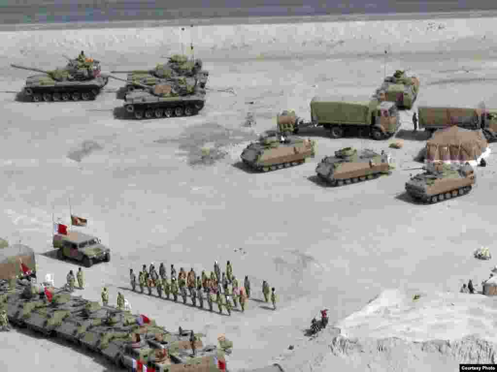 Бахрейн. Ордо шаар Манаманын Бермет аянтынан көрүнүш. 2-сүрөт. Танктар да күзөттө. 17.3.2011. Nick. - 2011-жылдын 17-мартында (бейшембиде) Бахрейн падышалыгынын коопсуздук күчтөрү Манама шаарынын көчөлөрүн жана аянттарын көзөмөлдөөсүн улантты.  Алар шийи араптар басымдуулук кылган демонстранттарды 16-мартта күч менен таркаткан. Ишкер Ник “Азаттыкка” жиберген сүрөттөрдөн. Манама ш., Бахрейн. 17.03.2011. № 2-сүрөт.