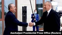 Министр иностранных дел Турции Мевлют Чавушоглу (слева) и президент Азербайджана Ильхам Алиев, Баку, 6 октября 2020 г. 