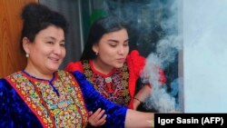 Демонстрация окуривания гармалы (юзярлик) в Ашхабаде