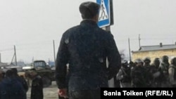 Спецназ полиции, введенный в село Жанбай после столкновений жителей с силовиками. 3 апреля 2017 года.  