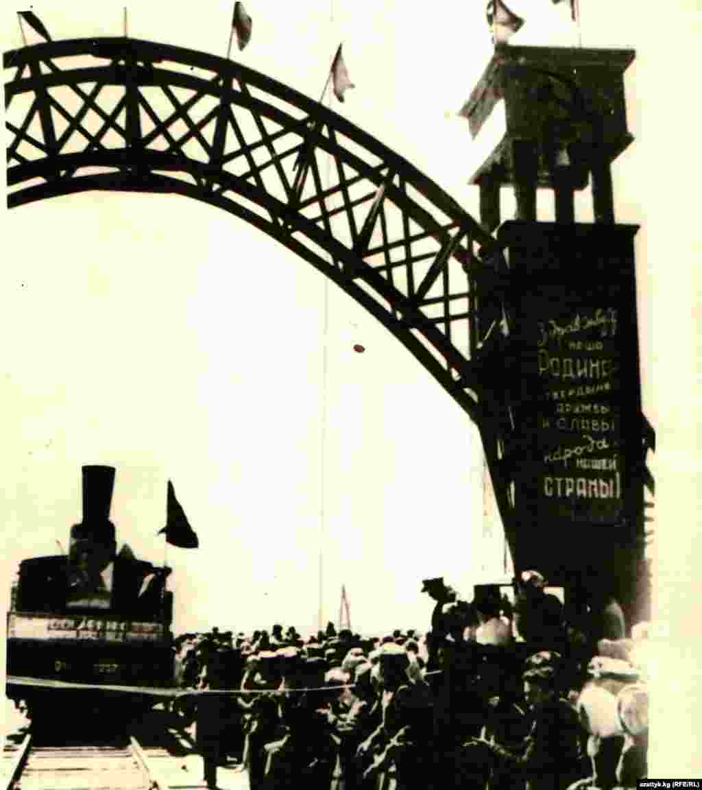 Согуштан кайткан жоокерлерди тосуп алуу. Фрунзедеги темир жол бекети. 1945-жыл.&nbsp;​(Мамлекеттик тарых музейинен алынган сүрөт)